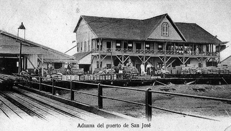 Aduana del puerto de San José con sacos listos para el embarque.