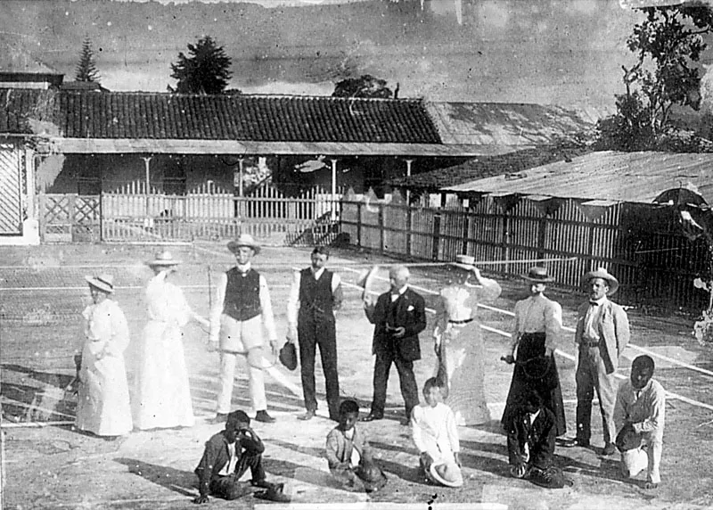 Heinrich Rudolf Dieseldorff (en medio), con otros alemanes, jugando una partida de tenis en el patio de secado de la finca Santa Margarita, Cobn. 