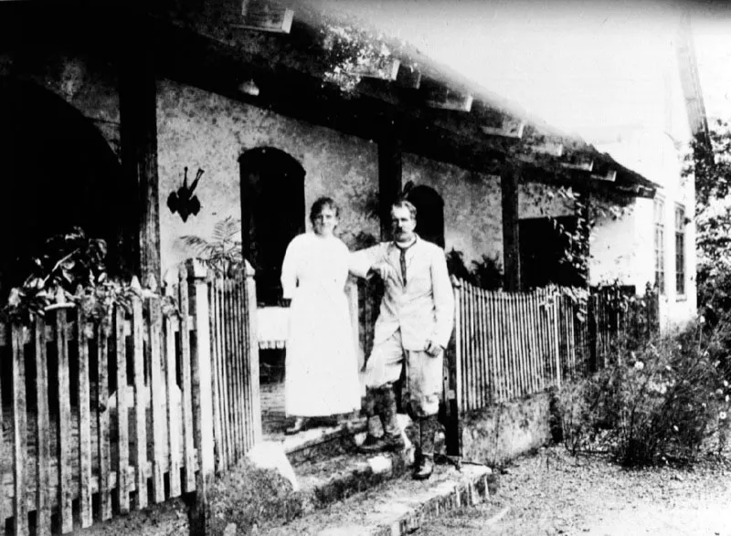 Gustav Helmrich y señora, en su finca Sachamach, Cobán, Alta Verapaz. Helmrich publicó en 1913 un artículo sobre sus ensayos relativos al empleo de abonos artificiales en el cultivo del café.