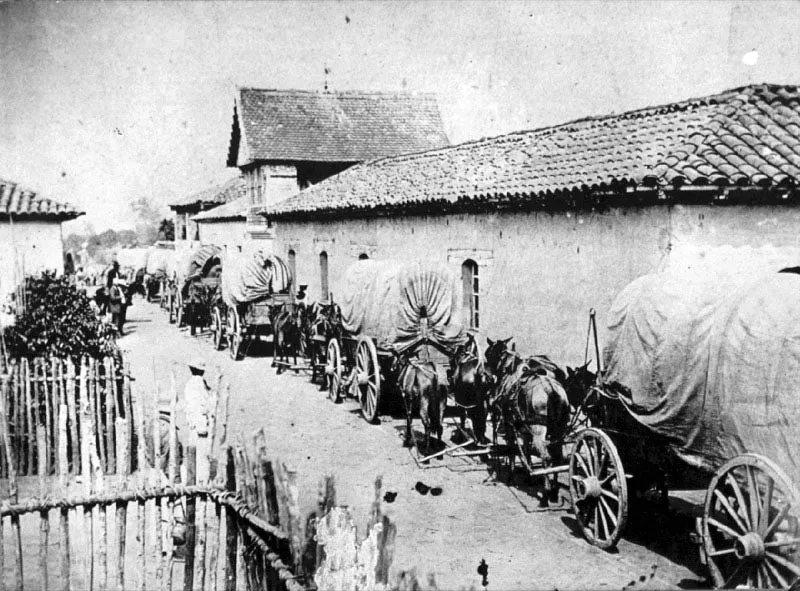 Tienda de Sarg Hnos. en Cobán, con sus carretones para transportar café de Cobán a Panzós y, viceversa, mercadería proveniente de Europa y Estados Unidos.