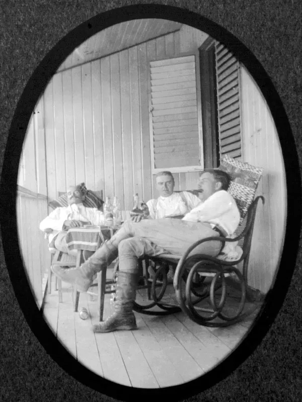 Walter Lind (centro) y Gordon Smith (der.), de la finca Mocá, en Suchitepéquez.