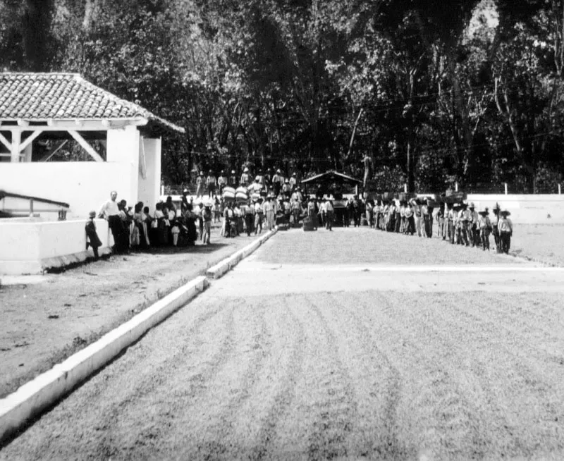 Finca El Portal, de la familia Herrera, en La Antigua Guatemala. Al fondo se observan los árboles de sombra que protegen el café del sol y las heladas. Fotografía de Juan José de Jesús Yas, ca. 1920.