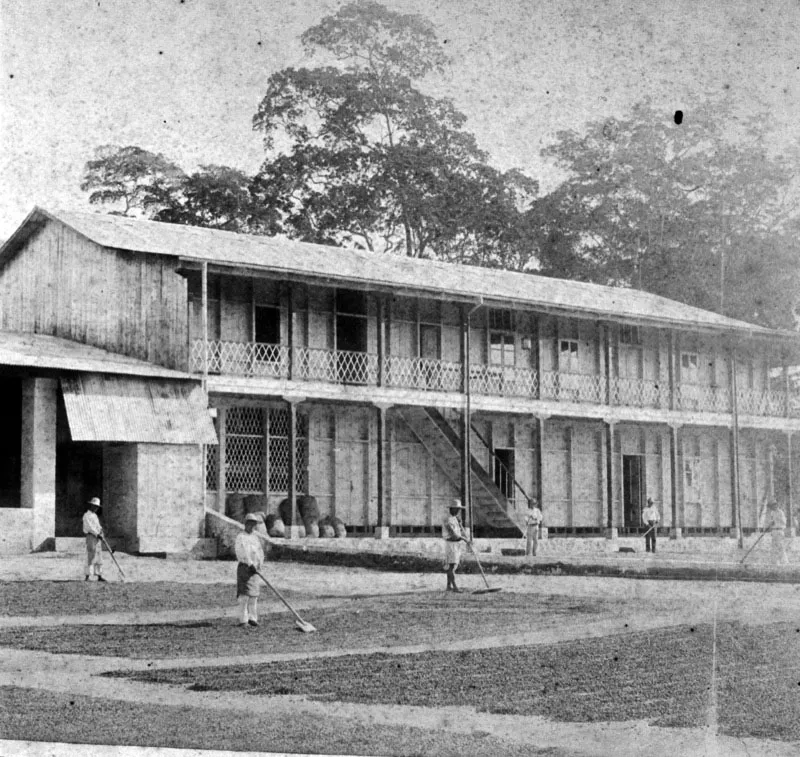 Casco de la finca Dolores, con su patio, en Retalhuleu, zona límite del cultivo de café en la bocacosta. Fue propiedad de Salvador Falla, después de Rosing Brothers y luego de Gordon Smith & Co.