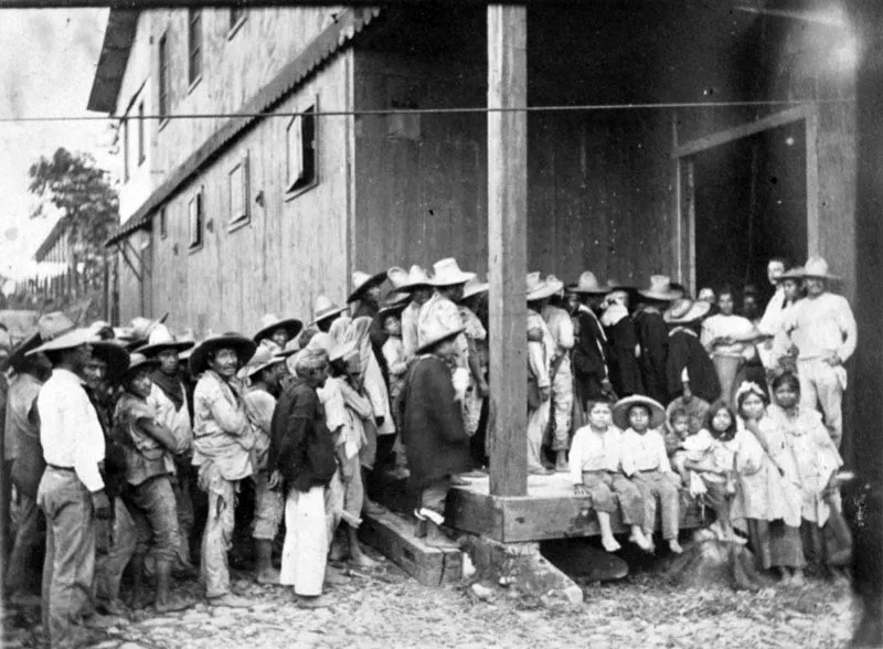 Trabajadores recibiendo el pago del jornal en las oficinas de la finca El Per.
 