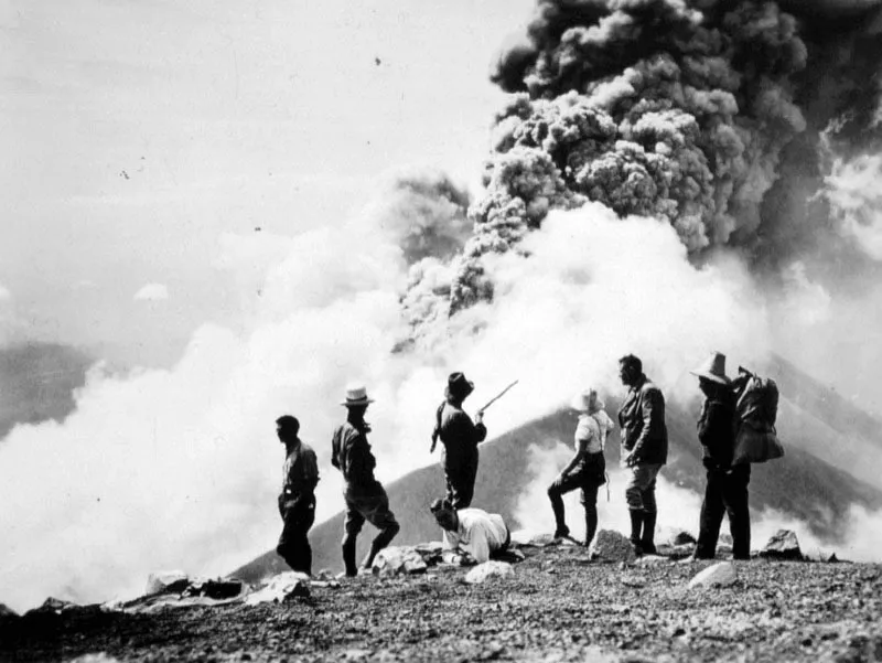 Observadores de la erupción del volcán Santiaguito, 1929.
