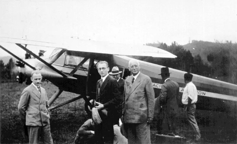 Erwin Paul Dieseldorff (der.) con su hijo Willi y el catador Friedrich Ferchland (izq.), antes de subir a un avión en la pista de Cobán, Alta Verapaz.
