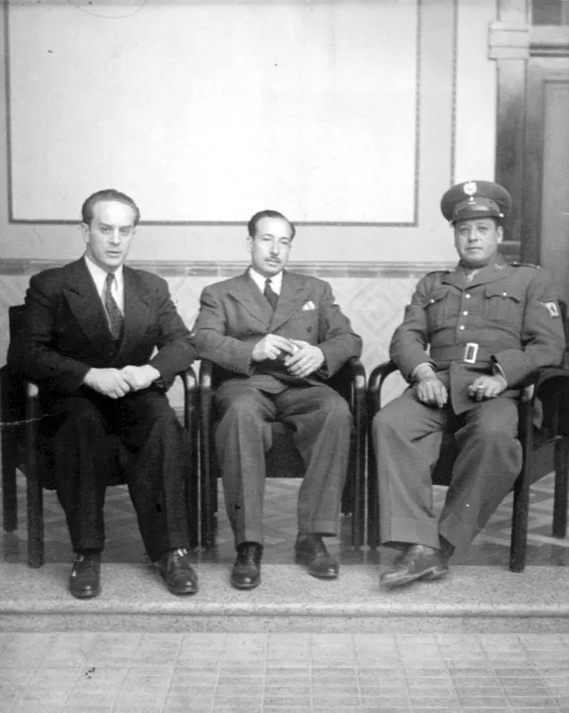 Junta Revolucionaria de Gobierno (1944): Mayor Jacobo Arbenz, ciudadano Jorge Toriello, Capitán Javier Arana, quienes derrocaron la larga dictadura de Jorge Ubico e iniciaron el proceso democrático.