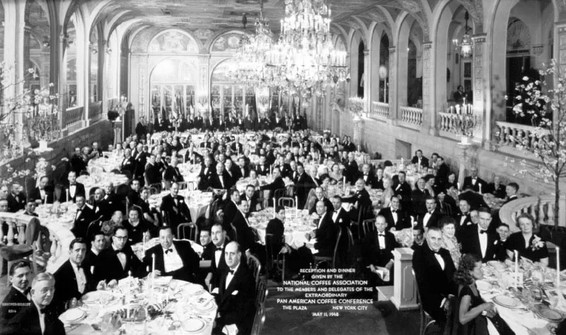 Recepcin y cena brindada por la National Coffee Association a los miembros y delegados de la Conferencia Panamericana de Caf Extraordinaria, en el Hotel Plaza, Nueva York, 11 de mayo de 1948.
1. Sexto izquierda arriba: Carlos Mirn.
2. Centro delante de la mesa larga: Pedro Cofio. 