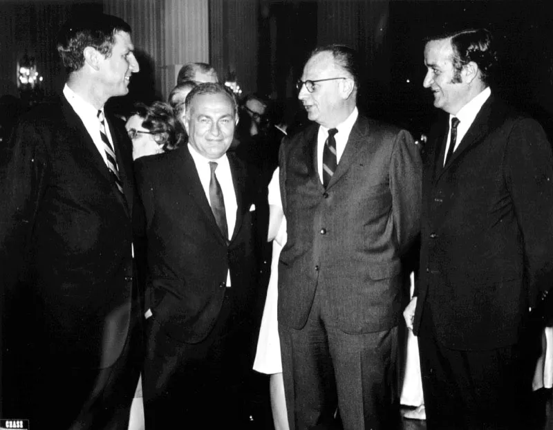 1. Andrew Scholtz, 2. personero de Estados Unidos no identificado, 3. Embajador Julius Katz de Estados Unidos y 4. Embajador René Montes Cóbar de Guatemala ante la Organización Internacional del Café, Londres, 1970.