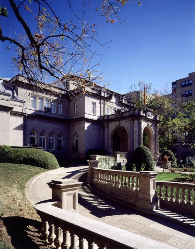 Entrada de la Embajada de España, por la calle 16. Diseñada por el arquitecto George Oakley Totten Jr., esta casa fue mandada a construir en 1923 por Mary Henderson. Ofrecida inicialmente como residencia oficial para el vicepresidente de Estados Unidos, la idea fue rechazada por el Congreso. En 1926 el Gobierno español la compró como residencia para su embajador. Antonio Castañeda Buraglia
