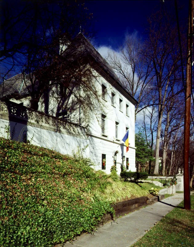 Desde hace ocho aos los embajadores de Rumania residen en esta casa de la calle 30. La mansin, alquilada al Departamento de Estado, habra sido propiedad del Gobierno iran. Estratgicamente ubicada   casi como Rumania en el mapa de Europa, en su vecindario se encuentran la casa del vicepresidente de Estados Unidos y las cancilleras de Italia, Brasil, Turqua y Japn, entre otras.
 Antonio Castaeda Buraglia