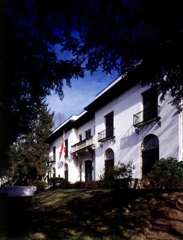 De estuco blanco, tejuelas, mosaicos y pequeos balcones, la actual Embajada de El Lbano es 
la tpica mansin de estilo mediterrneo, reinterpretado con entusiasmo por los arquitectos norteamericanos en las dcadas de los 20 y los 30.
 Antonio Castaeda Buraglia