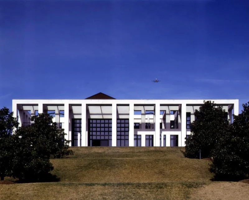 En palabras del arquitecto O. M. Ungers, quien diseñó y construyó esta casa: “La residencia del embajador de Alemania en Washington D.C., no sólo debe ser funcional, aunque la funcionalidad no debe subestimarse, sino un testimonio visual de los niveles tecnológicos del país y de sus logros artísticos. En tal sentido no es una casa privada común y corriente, sino una residencia oficial”. La embajada se levanta sobre la misma meseta donde antes estuvo la antigua Villa Harriman. ¿La vista? Mejor imposible: Georgetown, el zigzagueante río Potomac y,
cuando el tiempo lo permite, hasta el Washington de los monumentos. Antonio Castañeda Buraglia