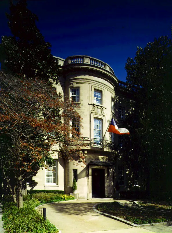 De fachada estilo Luis XV, la actual residencia de Chile fue construida en 1909 por Nathan Wyeth, uno de los arquitectos más solicitados de su época, para su prima, la rica viuda Sarah Wyeth. Adquirida en 1923 por el Gobierno chileno, la bandera de este país ondea desde entonces en el balcón del alegre y soleado estar del segundo piso.
Antonio Castañeda Buraglia