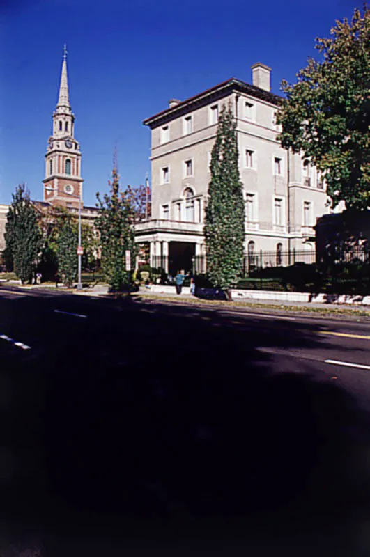 Conocido hasta 1921 como el lujoso palacio Mac Veagh, en ese año fue adquirido por el Gobierno mexicano para residencia oficial de su representante en Washington. Y así se conservó hasta 1990, cuando pasó a ser la sede del espectacular Instituto Cultural Mexicano, una de las auténticas joyas de la ciudad. Antonio Castañeda Buraglia