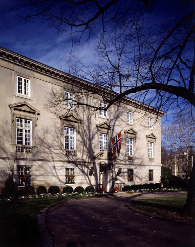 El edificio original de la Embajada de Noruega, que data de 1931, albergaba tanto las oficinas como la residencia del jefe de misin. Hoy slo acoge esta ltima.
 Antonio Castaeda Buraglia