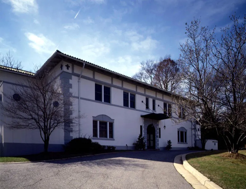 Cuando esta hermosa casa fue construida a comienzos del siglo pasado, se conocía como la mansión White por el nombre de su primer propietario, el senador White; aunque también podría haberse llamado así por el predominante tono blanco de su fachada. En 1941 la casa pasó a manos del Gobierno boliviano que, desde entonces, estableció allí su embajada. Antonio Castañeda Buraglia