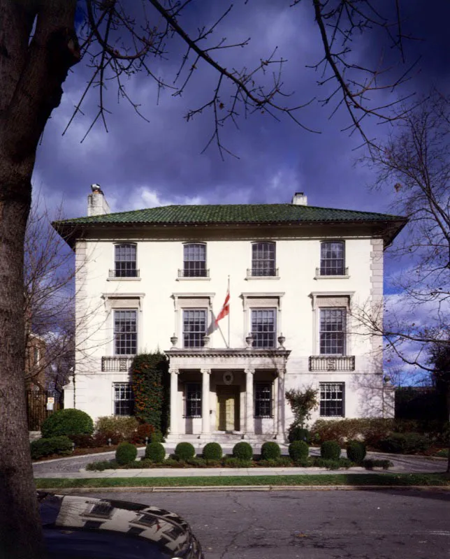 Tras un prtico de cuatro columnas, se descubre la fachada de la casa de la Embajada de Austria, de estilo mediterrneo, con estuco blanco y tejas verdes. Esta residencia fue diseada, en 1925, por el arquitecto Appleton P. Clark.
 Antonio Castaeda Buraglia