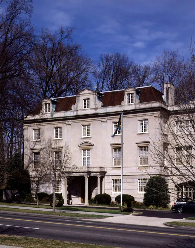 La actual residencia de África del Sur, situada en un tranquilo sector de la exclusiva Embassy Row, fue construida en 1935 –después de muchos años de arrendar– para albergar tanto la cancillería como la residencia de la legación. En 1964 las oficinas se mudaron al edificio construido al lado. La sola fachada ya obliga a interesarse por el estilo denominado Cape Dutch, en el cual está inspirada. Antonio Castañeda Buraglia