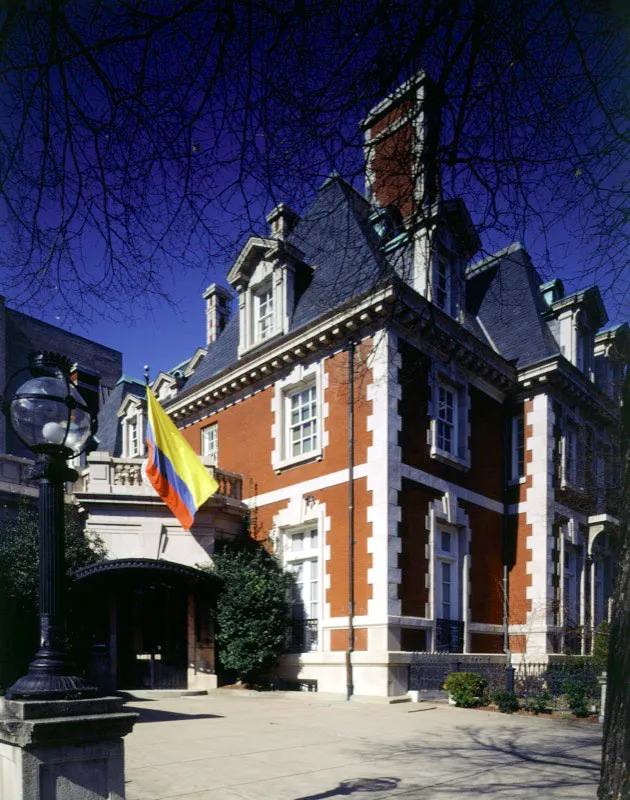 En relación con los méritos arquitectónicos de la casa de la Embajada de Colombia, algunos entendidos han afirmado que si bien es un modelo de “eclecticismo coordinado”, le faltarían el foso y las balaustradas para asemejarse al castillo Balleroy. La edificación es considerada como un baluarte del circuito histórico de Dupont Circle.
Antonio Castañeda Buraglia