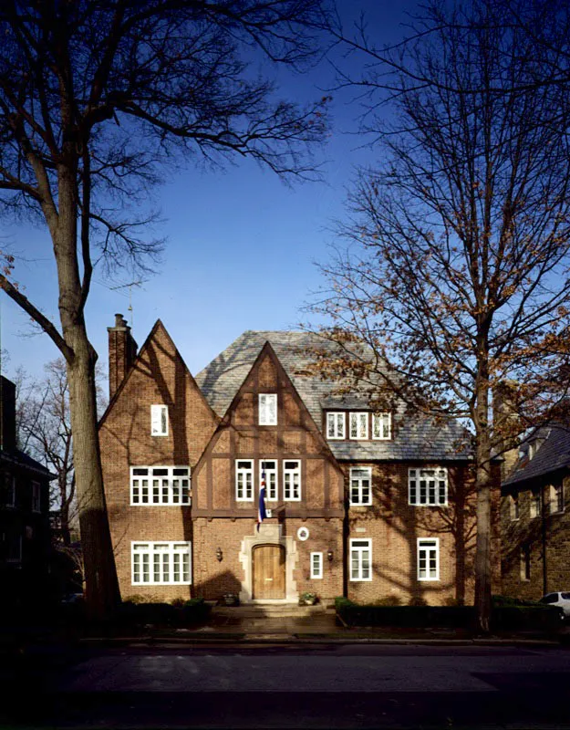 Esta residencia estilo Tudor, ubicada en el exclusivo sector de Kalorama que el Gobierno de Islandia compr en 1964 fue centro de actividades de madame Chiang Kai-shek en Washington, cuando actuaba como interlocutora sin ttulo de su generalsimo marido.
 Antonio Castaeda Buraglia