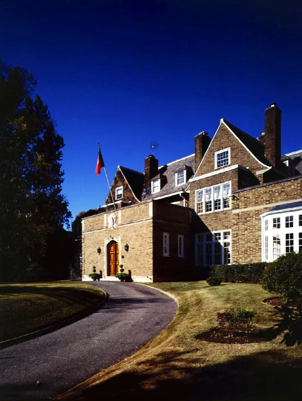 Esta mansión –hermana y vecina de la residencia de Francia– fue construida por el magnate de las pinturas W. Lawrence. Las dos casas son diseño del arquitecto neoyorquino Jules Henri de Sibour. Portugal la adquirió en 1946. La remodelación estuvo a cargo de Frederick Brooks; el diseño del interior corrió por cuenta del portugués Leonardo Castro Antonio Castañeda Buraglia