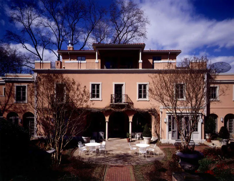 Fachada posterior de la Residencia Europea en el exclusivo vecindario washingtoniano de Kalorama. Construida entre 1922-23, su arquitecto fue William Bottomley, uno de los ms cotizados de la poca. Adquirida en 1970 por la Comisin Europea para alojar a sus embajadores, su propietario anterior fue C. Douglas Dillon, sub- secretario de Estado bajo el gobierno del presidente Dwight Eisenhower y secretario del Tesoro bajo la administracin de 
John F. Kennedy. Antonio Castaeda Buraglia