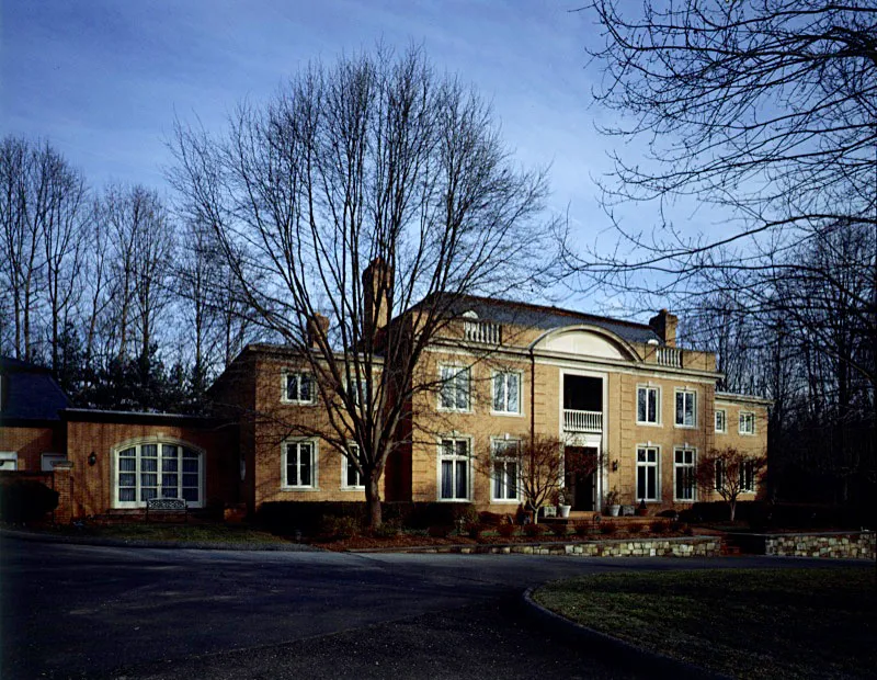 La residencia del Reino de Marruecos en Bethesda, Maryland, fue comprada por el Gobierno marroqu en 1998 para reemplazar la antigua, localizada en el centro de Washington. La gran casa de Clewerwall Drive fue construida en 1979 por el urbanizador Michael Nash. Antonio Castaeda Buraglia