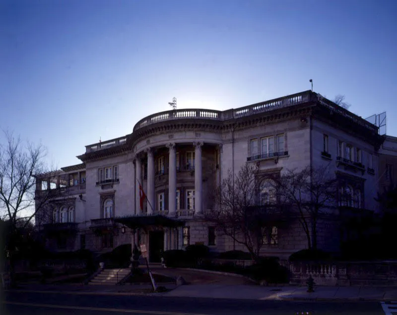 En Sheridan Circle con la calle 23 se ubica la elegante mansión de piedra gris que durante mucho tiempo ha sido la residencia oficial del embajador de Turquía. El diseño arquitectónico constituye una fusión de elementos que abarca tres siglos. La llamativa fachada –con columnas acanaladas, balaustradas revestidas y elaborado pórtico– da la sensación de que hubiese sido diseñada a pedido para sus ocupantes: la nación reconocida como puente entre Europa y Asia. Antonio Castañeda Buraglia