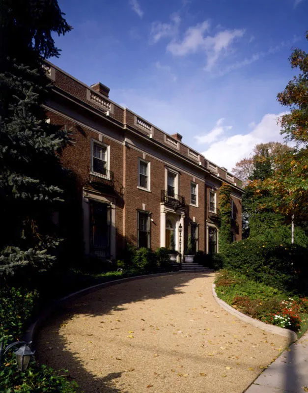 La residencia de ladrillos rojos, en estilo Georgian, con una gran vista sobre Rock Creek Park, fue comprada para su sede por el Gobierno de Canad en 1947. Su arquitecto, Nathan Wyeth, dise tambin las actuales embajadas de Rusia y Chile, el Instituto Cultural Mexicano y los puentes 
Key Bridge y Tidal Basin. Antonio Castaeda Buraglia