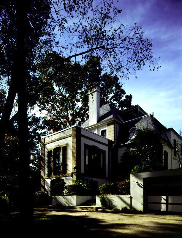 En 1960 el Gobierno de Guatemala adquiri esta acogedora mansin para residencia oficial de sus embajadores. Construida en 1919, sin estar ubicada como Tikal en medio de la jungla, goza del abundante verde de su vecino el Rock Creek Park. Antonio Castaeda Buraglia