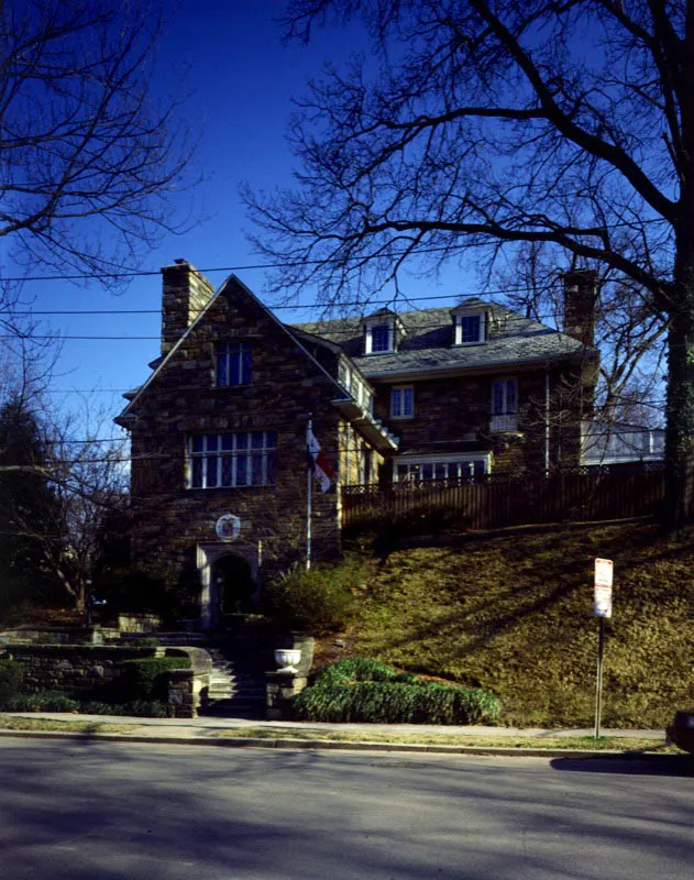 Edificada sobre la cima de una pequea colina, la Embajada de Panam colinda con su propia cancillera. La residencia fue adquirida en 1942. En un principio, oficinas y residencia funcionaron juntas hasta 1943, cuando se construy una sede aparte para las primeras, en el mismo estilo de la casa. Antonio Castaeda Buraglia