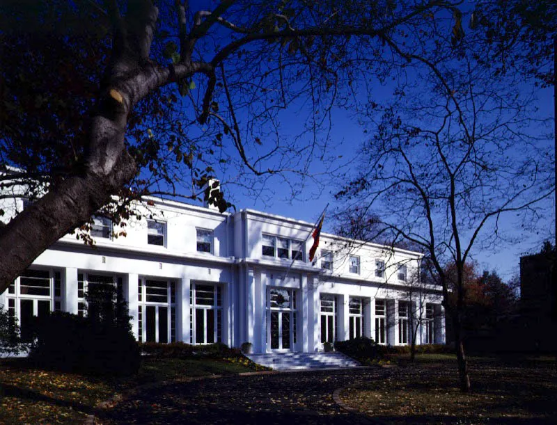 En la construccin de la residencia de la Embajada de Venezuela se nota la influencia de Frank Lloyd Wright, de quien fue discpulo su arquitecto, Chester A. Patterson. Antonio Castaeda Buraglia