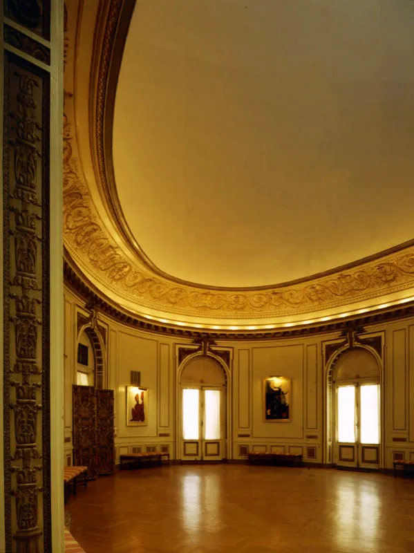 La Sala Oval hace las veces de salón de baile y suele ser el lugar preferido para las presentaciones de artistas nacionales y las frecuentes recepciones. El cielo raso está decorado por una ancha banda de oro de 24 kilates, trabajada en motivos florales intercalados con escudos de armas que llevan sobrepuestas las letras “R.A.”, República de Argentina. Bajo la banda, una cornisa oculta 450 luces que no dejan nada en la penumbra. Y mucho menos la valiosa colección de cuadros de destacados artistas nacionales como Casal, Capurro, Loza, Homero Colombres y Russo. Antonio Castañeda Buraglia