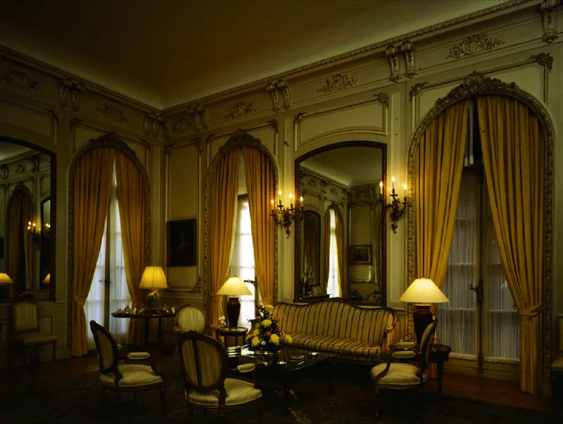 Ubicada entre el comedor y el salón, la sala de música invita a quedarse. Los applique dorados,
las pequeñas lámparas sobre cómodas estilo bombé, las sillas estilo Luis XVI y el piano, crean una atmósfera íntima y completan la ilusión de fin-de-siècle. Antonio Castañeda Buraglia
