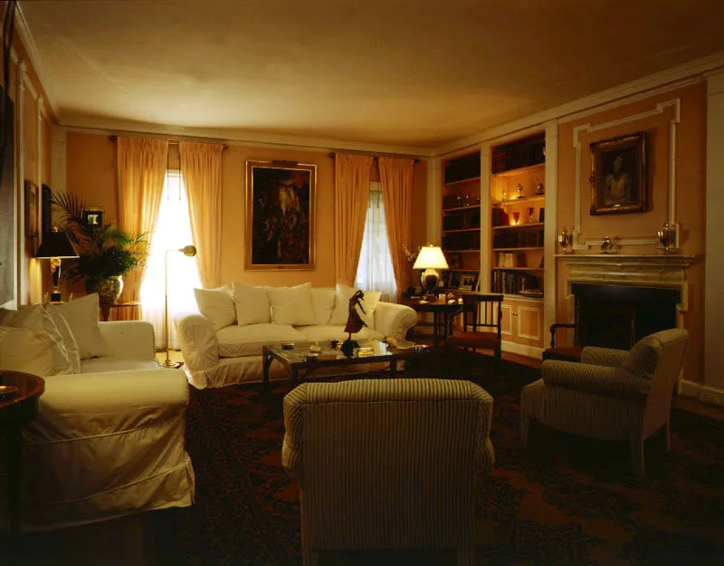 La biblioteca, localizada en el primer piso, es una sala de elegante intimidad, que acoge al visitante con sus cómodos sillones forrados en lino crudo.
Antonio Castañeda Buraglia