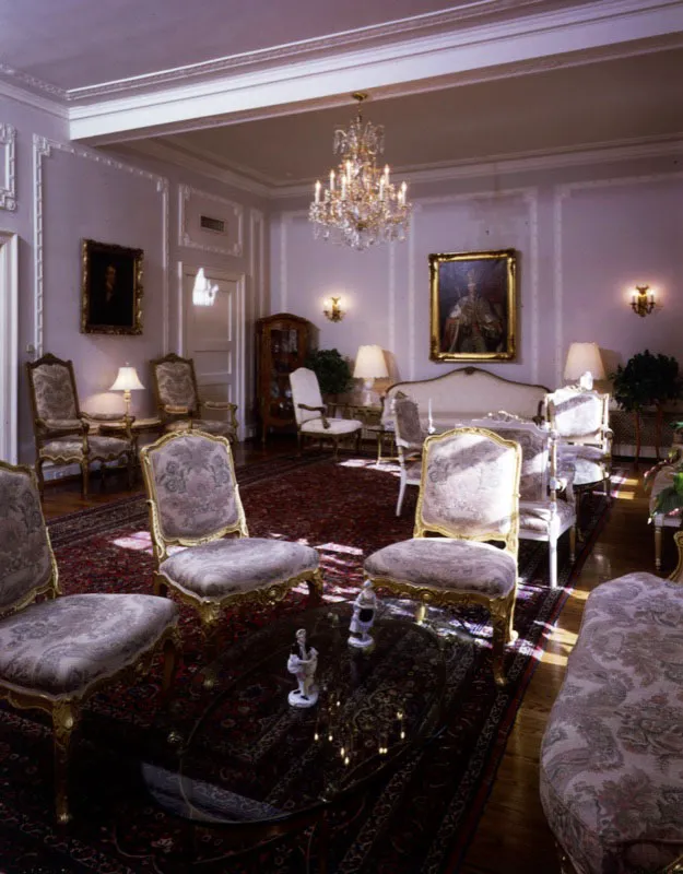 El arte y la historia se dan la mano. Finos muebles del siglo XVIII, repartidos sin excesos. Al fondo, el retrato del emperador Francisco I de Austria, quien debió entregar a Napoleón su hija en matrimonio.También retratado por un estudiante de sir Thomas Lawrence está el canciller FurstClemens Metternich. El Imperio austro-húngaro dice “presente“. Antonio Castañeda Buraglia