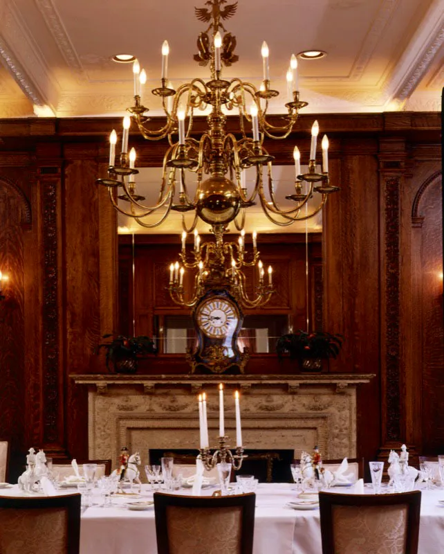 Con orgullo nacional se lucen las copas de cristal Lobmeier y la legendaria porcelana de Augarten –estilo María Theresan Rose–, hecha a mano desde hace siglos, y rara vez vista fuera de Austria. Y así como se fabrica, igual se lava: a pura mano. El Gobierno se encarga de que esta vajilla no falte en sus embajadas. Y entonces, sin importar el lugar del mundo, cuando la cena está servida, Austria se sienta a la mesa. Antonio Castañeda Buraglia