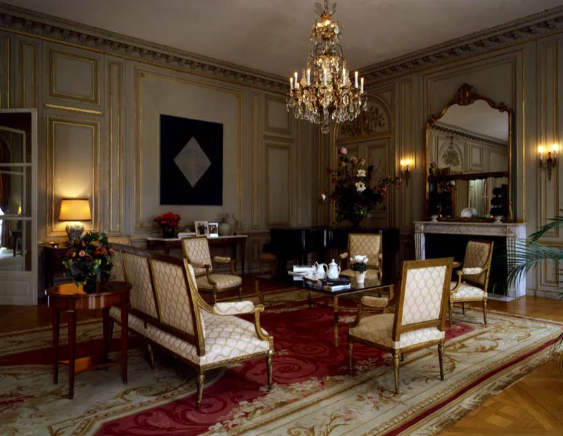 Fanáticos de Francia, la pareja Baker–Dodge nunca hizo ningún misterio de cuál era su modelo de inspiración en materia de decoración interior: el dieciochesco Château de Villarceaux en
la Île-de-France. A decorar los salones principales vino especialmente de París, Edouard Hitau, de la casa Lucien Alvoine y Cie. Y, según se afirma, el decorado actual es bastante fiel al original de 1931. De la colección personal de los embajadores Reyn son las pinturas que decoran los muros de este gran salón y que corresponden a trabajos de pintores contemporáneos belgas. La alfombra del piso es una Royal Aubusson del período de Luis XVI. Antonio Castañeda Buraglia