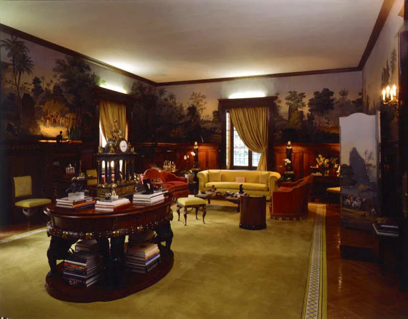 Aquí, en el primer piso, cerca de la escalinata,estuvo originalmente la magnífica biblioteca del matrimonio McCormick, convertida ahora en sala.En esta habitación destaca el papel mural del siglo XIX que describe escenas del Brasil colonial, basadas en dibujos originales del famoso artista bávaro Johann Moritz Rugendas. Antonio Castañeda Buraglia