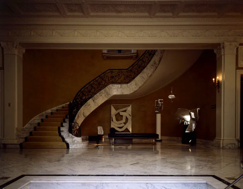 Un relieve de Emanoel Araujo, un lettino de Mies Van der Rohe y esculturas de Kratina, Kenneth Martin y Leslie Smith,reciben a los visitantes a su ingreso al vestíbulo. Antonio Castañeda Buraglia