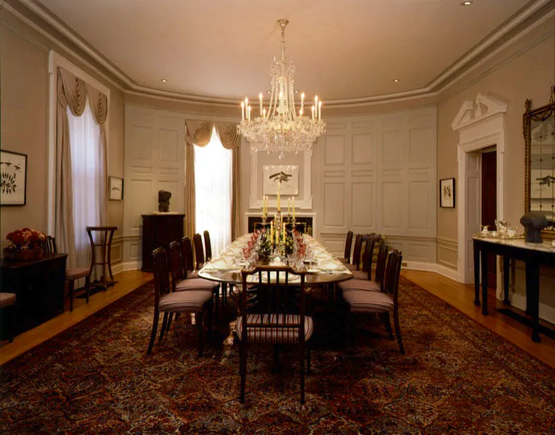La mesa de caoba del comedor, con su original forma ovalada con capacidad para 24 comensales, fue fabricada por la célebre mueblería londinenseArthur Brett & Hijos. A uno de los costados, un fino espejo dorado complementa la consola con cubierta de mármol de estilo Sheridan. La alfombra es de Karastán. Con todo orgullo se exhibe una serie de dibujos, grabados y esculturas de artistas inuitas, en que se representan las tradiciones, mitos y leyendas de estos antiguos pobladores del ártico canadiense. Antonio Castañeda Buraglia