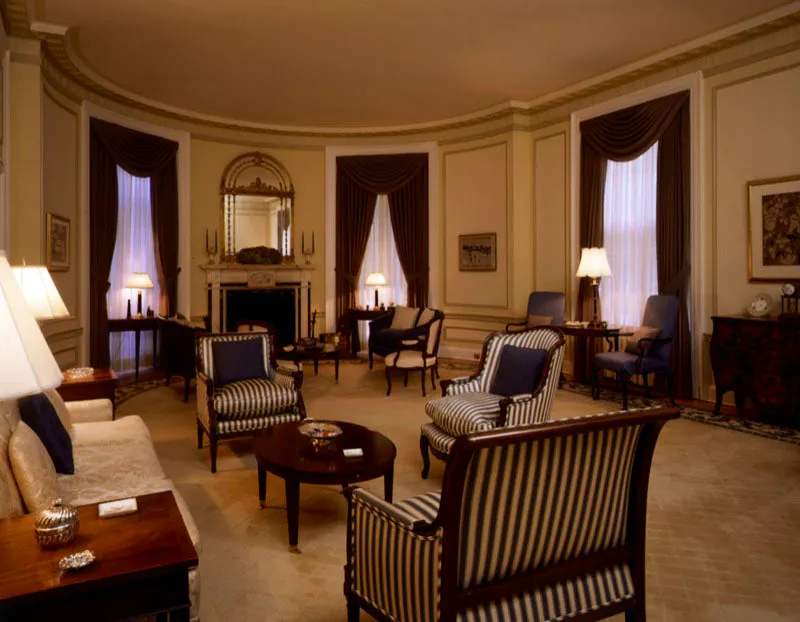 Al igual que en el comedor, las puertas de la sala principalson de caoba. Entre los muebles se cuentan un piano Steinway de ébano y objetos antiguos de distintos períodos, incluidos dos bergères Luis XIV. Frente a la chimenea de mármol blanco veteado en negro se ubican dos love seats de estilo Sheridan y un par de sillas Luis XV, tapizadas en seda. Sobrelos muros, se aprecian cuadros de los artistas canadienses David Milne, Christopher Pratt, Maurice Cullen y David Blackwood. Antonio Castañeda Buraglia
