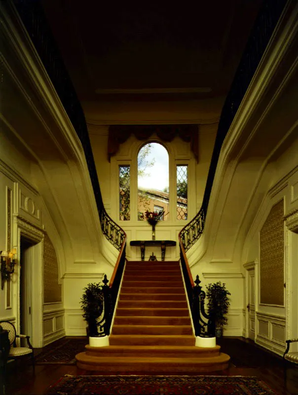 Esta escalera, de la que se dice habría servido de inspiración al arquitecto de la Embajada del Reino Unido, sir Edwin Lutyens, es considerada una de las más espectaculares de Washington, en amplia y reñida competencia con las centenares que en esa época se construyeron, dado que era uno de los elementos centrales en las residencias de las primeras décadas del siglo XX. Antonio Castañeda Buraglia