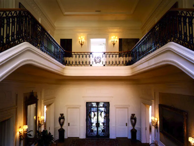 Vestíbulo de entrada, visto desde la escalera. A la izquierda, la sala de estar o Salón Azul donde se reciben los grupos pequeños. A la derecha, el salón principal. Dentro de las historias que circulan sobre cómo el Estado chileno logró conseguir los fondos para comprar esta propiedad
–espléndida en ubicación y en estructura–, una de las más aceptadas cuenta que cuando ya se daba por perdida, uno de los negociadores recordó que, a raíz de la compra de unos barcos, allá por los años de la primera guerra mundial, Chile había consignado en un banco norteamericano un depósito de garantía. Como en pedir no hay engaño, a la hora de recuperarlo, le solicitaron al banco reconocer los intereses que el país nunca había percibido por el manejo de estos fondos. Cuando la entidad bancaria accedió, Chile completó la suma. Antonio Castañeda Buraglia