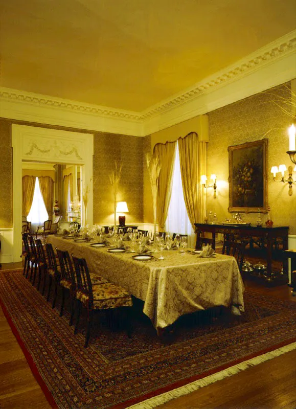 Modificaciones importantes sólo sufrió la residencia en 1967 cuando el embajador Radomiro Tomic, uno de los fundadores de la Democracia Cristiana y candidato a la presidencia por este partido en 1970, hizo construir una moderna sala a continuación del comedor principal. En las ocasiones en que el número de personas a la mesa pasa de veinte, se adecúa este salón que tiene capacidad para cincuenta. Antonio Castañeda Buraglia