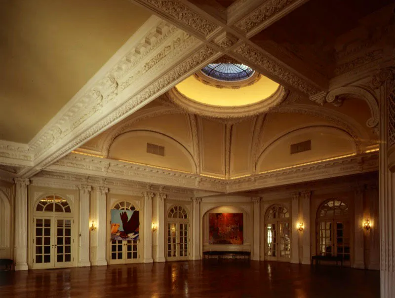 Destinado por los embajadores para múltiples usos, este salón de baile de dos pisos se emplea como comedor, sala de exposiciones, de conciertos, de clases de salsa o escenario de las más espectaculares fiestas de caridad de la ciudad. Se afirma que las puertas de vidrio que lo rodean se abrían hacia un jardín versallesco del cual se habría deshecho un embajador aquejado de una cierta miopía… Hoy la sala colinda, como era presumible, con un hotel de cinco estrellas. Antonio Castañeda Buraglia