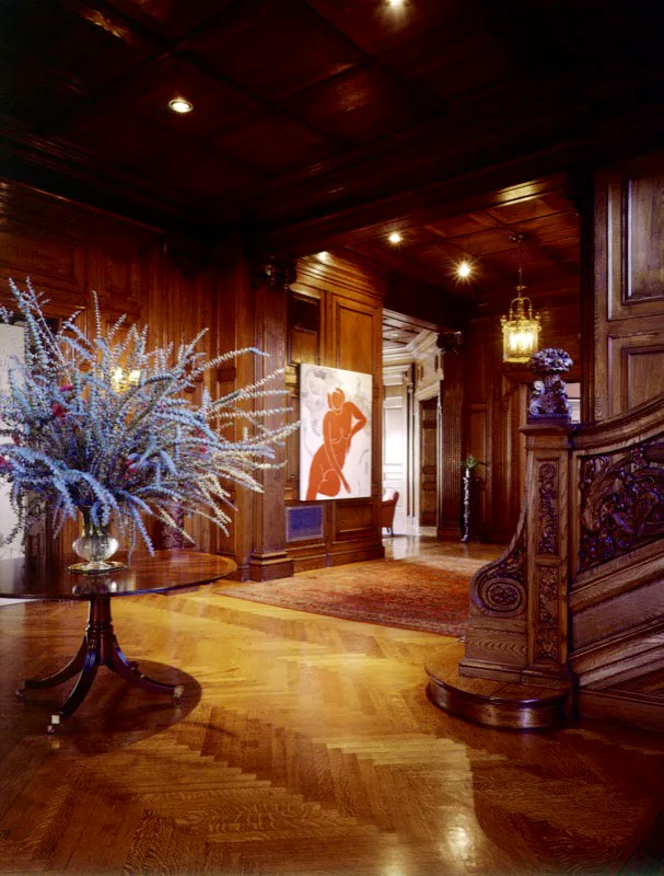 Entre los cuadros prestados y donados por coleccionistas privados o por los propios artistas, más los pertenecientes a los actuales embajadores, Luis Alberto Moreno y Gabriela Febres-Cordero de Moreno, la residencia es un museo permanente del mejor arte colombiano. En la foto superior una obra del artista Gustavo Zalamea. En la página opuesta, una pintura de Ana Mercedes Hoyos. Antonio Castañeda Buraglia