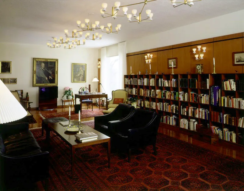 En esta habitación la luz opera más restringida, como en toda biblioteca que se respete. Al ambiente más íntimo y recogido contribuyen los muebles de cuero oscuro –hechos por el danés Borge Mogensen– y los estantes de madera, obra del diseñador Mogens Kock. Cerca al escritorio, un par de sillas de extensión (deck chair), compiten brazo a brazo. Difícil elección. Cada una en su siglo, XVIII y XX, son una verdadera obra de arte. Antonio Castañeda Buraglia