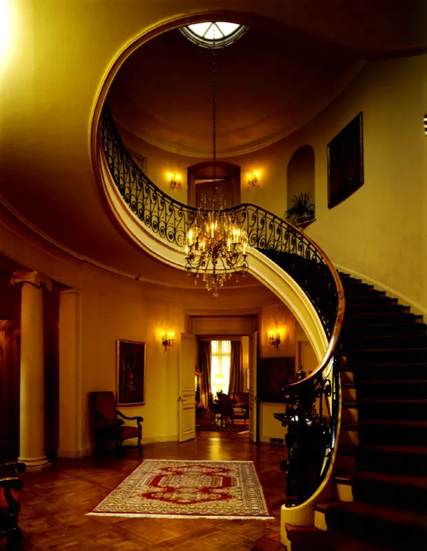 Gran escalera que conduce a los recintos privados. A esta residencia le fue conferido en 1942 –el mismo año en que se construyó– el premio Washington Board of Trade for Municipal Art, por considerarse el edificio con mejor diseño de todos los que se edificaron en 1942.
Antonio Castañeda Buraglia